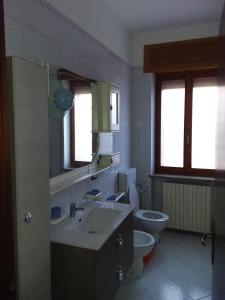 a bathroom with a sink and a toilet at Casa vacanza da Gina in Valeggio sul Mincio