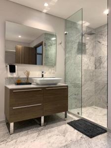 bagno con lavandino e doccia in vetro di Olivo Apartment HP - Sur a Città del Messico