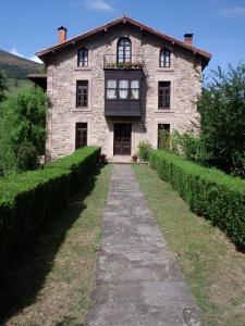 una vieja casa de piedra con un camino que conduce a ella en El Molino de Cicera, en Cicera