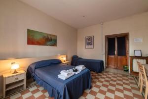una camera d'albergo con due letti e una finestra di Reyes Suite a Roma