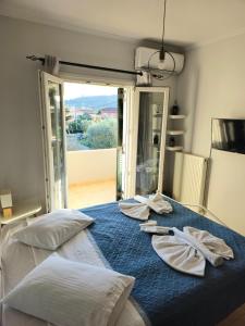 A bed or beds in a room at Villa Theo Corfu