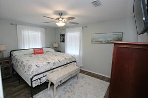 um quarto com uma cama e uma ventoinha de tecto em The Peaceful One em Foley