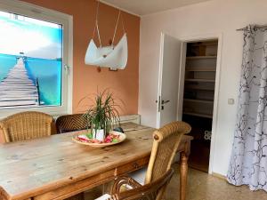 ein Esszimmer mit einem Holztisch und einem Fenster in der Unterkunft Casa Pippi Lotta in Gießen
