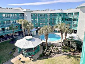 een luchtzicht op een hotel met een zwembad en palmbomen bij Sea Breeze 318 in Gulf Shores