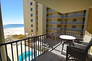 - un balcon avec une table et des chaises et la plage dans l'établissement Gulf House 203, à Gulf Shores