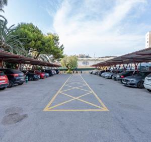 Un estacionamiento con muchos autos estacionados en él en Balcón Tridente, en Alicante