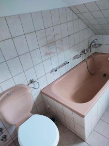 Ένα μπάνιο στο Schöne 80qm Wohnung für bis zu 4 Gäste. FEWO Patti