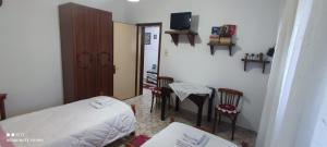 sypialnia z łóżkiem, stołem i krzesłami w obiekcie Guest House Baba Lluka w mieście Berat