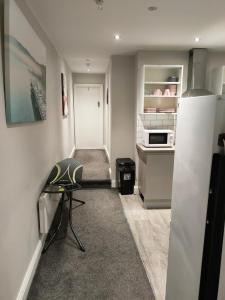 una pequeña cocina con una silla en una habitación en Beautiful Single Bedroom en Liverpool