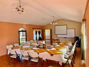 una sala conferenze con un lungo tavolo e sedie di Apart-Hotel Plaza Familiar a La Esperanza