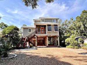 una casa con una escalera delante de ella en Porpoise Pass en Foley