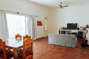 a living room with a table and a couch at Limón Dulce Hostel in San Fernando del Valle de Catamarca