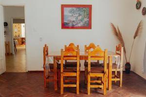 ein Esszimmer mit einem Tisch und Stühlen in der Unterkunft Limón Dulce Hostel in San Fernando del Valle de Catamarca