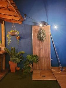 a room with a wooden door and some plants at Casa com piscina aconchegante in Ribeirão Preto