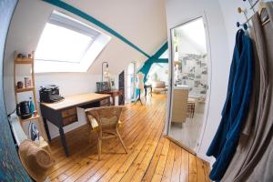 Zimmer im Dachgeschoss mit einem Schreibtisch und einem Spiegel in der Unterkunft La FERME DU TILLEUL Chambres d hôtes tout conforts - familiale - entre amis - pro in Conchy-les-Pots