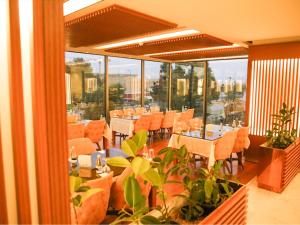 纳杰夫Granada Hotel的阳台上摆着桌椅的餐厅