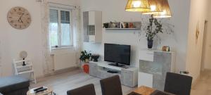 Televízia a/alebo spoločenská miestnosť v ubytovaní Ferienhaus Alegria