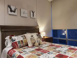 una camera da letto con un letto con un orsacchiotto sopra di Laurel 5550 HP - Sur a Città del Messico