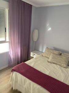 sypialnia z łóżkiem i oknem w obiekcie CASA BLANCA w mieście Torrevieja