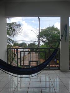 uma rede de descanso num quarto com varanda em Pedroca Hostel em Palmas