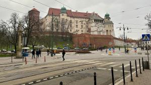 un gran edificio con gente caminando por una calle de la ciudad en Wawel Apartament Centrum en Cracovia