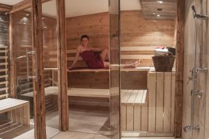 オーベルストドルフにあるAlpvilla Bietschの女性がサウナに座っている +60枚の写真