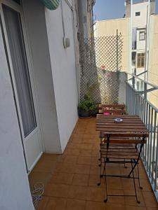 バルセロナにあるFira Plaza España Apartment 3th floor balconyのバルコニー(椅子2脚、テーブル付)