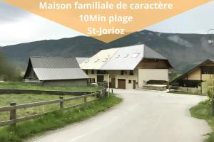 - une vue sur un village avec des maisons et une route dans l'établissement Évasion familiale entre Lac Annecy & Massif Bauges, à Saint-Eustache