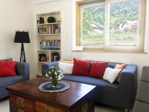 - un salon avec un canapé et une table basse dans l'établissement Évasion familiale entre Lac Annecy & Massif Bauges, à Saint-Eustache