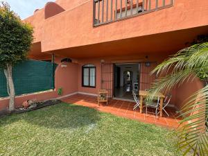 Cette maison dispose d'une terrasse et d'une pelouse. dans l'établissement Ground Floor Apartment in Estepona, à Estepona
