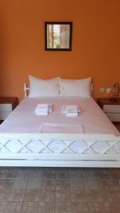 ネア・ミカニオーナにあるK&V Apartmentsの大きな白いベッド(枕2つ付)