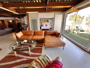 a living room with a couch and a table at Pacificsunset Reñaca in Viña del Mar