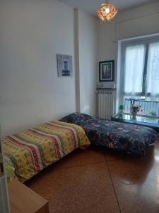 - un lit dans l'angle de la chambre dans l'établissement ROSY HOUSE, à Gênes