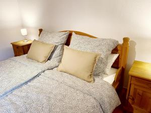 Un dormitorio con una cama con almohadas. en Ferienwohnung am Walberla / Fränkische Schweiz, en Kirchehrenbach