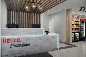 TownePlace Suites by Marriott Birmingham South في برمنغهام: مكتب استقبال في متجر مع صيدلية hellos