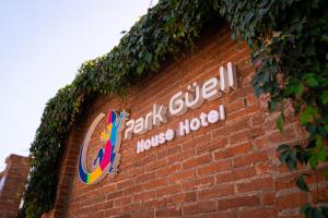 a sign on the side of a brick building at Park Güell House Hotel in Talca