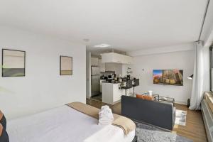 um quarto branco com uma cama grande e uma cozinha em Warm & Elegant Studio Apt in Chicago - Algonquin 06-005A rep em Chicago