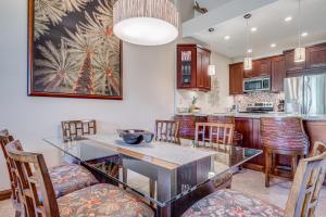 Kuchyň nebo kuchyňský kout v ubytování Wailea Grand Champions Villas - CoralTree Residence Collection
