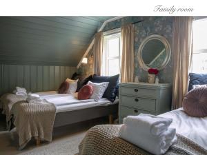 um quarto com 2 camas e um espelho em Villa Solvorn em Solvorn