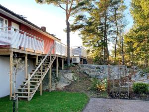 uma casa com uma escada ao lado de um quintal em Holiday home NYKÖPING II em Nyköping