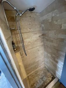 eine Dusche im Bad mit einer Steinmauer in der Unterkunft Updated houseboat on the river! in Fort Lauderdale + 15 Fotos