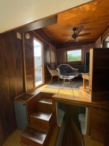 羅德岱堡的住宿－Updated houseboat on the river!，一间房子里带桌子和椅子的房间