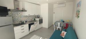 Kuchyň nebo kuchyňský kout v ubytování Donna Beatrice aMare beach house