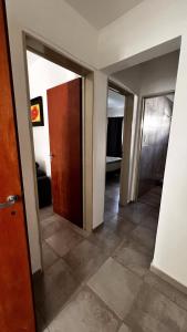 un pasillo vacío con dos puertas y una habitación en Apartamentos Mamma Mia, en Córdoba