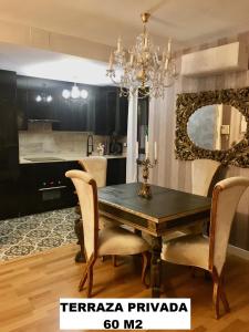 uma sala de jantar com uma mesa preta e cadeiras em VIP ROOMS Toledo - PARKING GRATIS - 2 HABITACIONES em Toledo