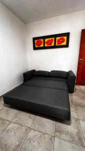 Cama negra en habitación con pared en Apartamentos Mamma Mia, en Córdoba 21 fotos más