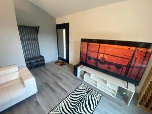 uma sala de estar com um sofá e uma televisão de ecrã plano em Scenic view villa near Yosemite em Groveland