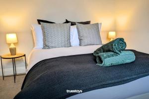 Llit o llits en una habitació de Crawford House - Stunning 2 Bedroom House in Manchester