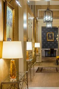 a lobby with two tables and two lamps at Grand Hotel Casselbergh in Bruges