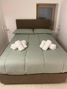 ein großes Bett mit zwei weißen Kissen darauf in der Unterkunft Dimora VistaMare in Giovinazzo